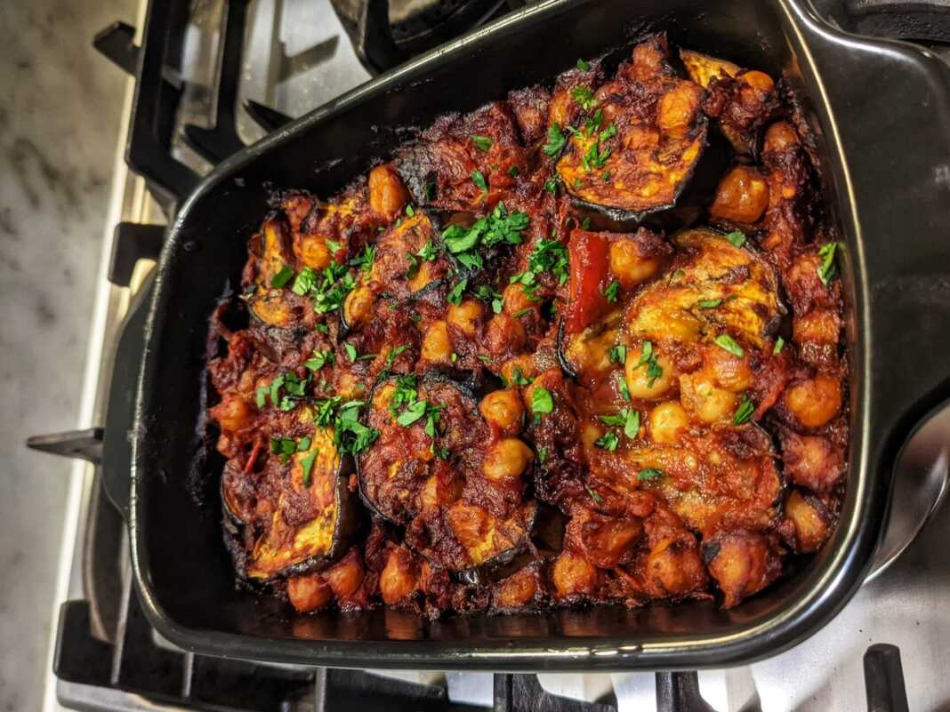 Μελιτζάνες με ντομάτα και ρεβύθια στο φουρνο