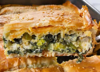 Τραγανή κοτόπιτα με χόρτα και χειροποίητο φύλλο κομμένη σε τετράγωνα κομμάτια με πλούσια γέμιση από σπανάκι και κοτόπουλο