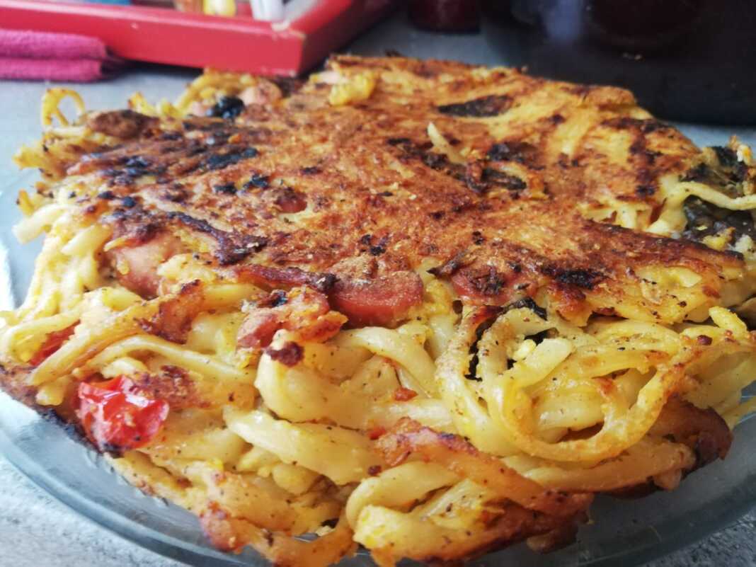 Ομελέτας ζυμαρικών με μελιτζάνες ντομάτες και μοτσαρέλα