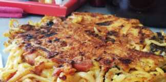 Ομελέτας ζυμαρικών με μελιτζάνες ντομάτες και μοτσαρέλα