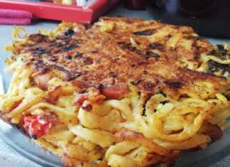 Ομελέτας ζυμαρικών με μελιτζάνες ντομάτες και μοτσαρέλα