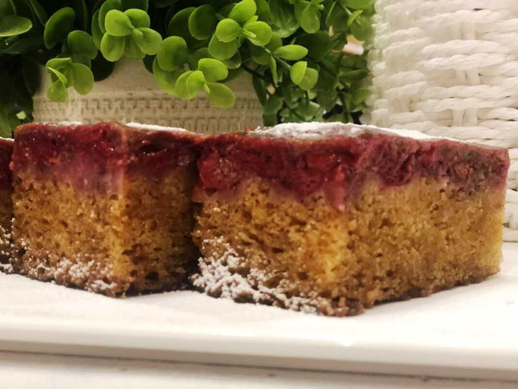 Ανάποδη κερασόπιτα και ξηρούς καρπούς.