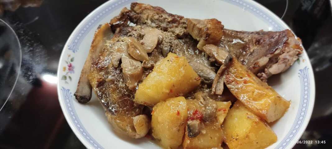 MprizolaManitariaPatates Μοσχαρίσιες μπριζόλες με μανιτάρια και πατάτες στο φούρνο