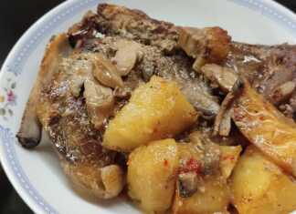 καλοψημένες μοσχαρίσιες μπριζόλες πατάτες κυδωνάτες και μανιτάρια αρωματισμένα με δενδρολίβανο