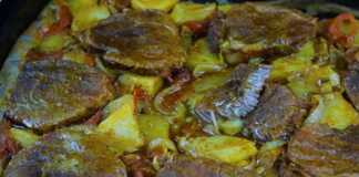 Μπριζόλες στο φούρνο με πατάτες και λαχανικά.