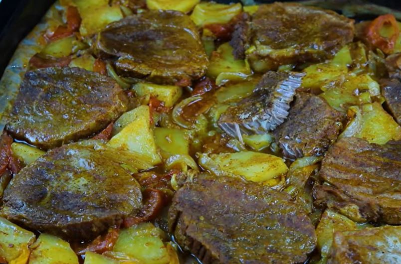 MprizolesLaxanika0 Μπριζόλες στο φούρνο με πατάτες και λαχανικά.