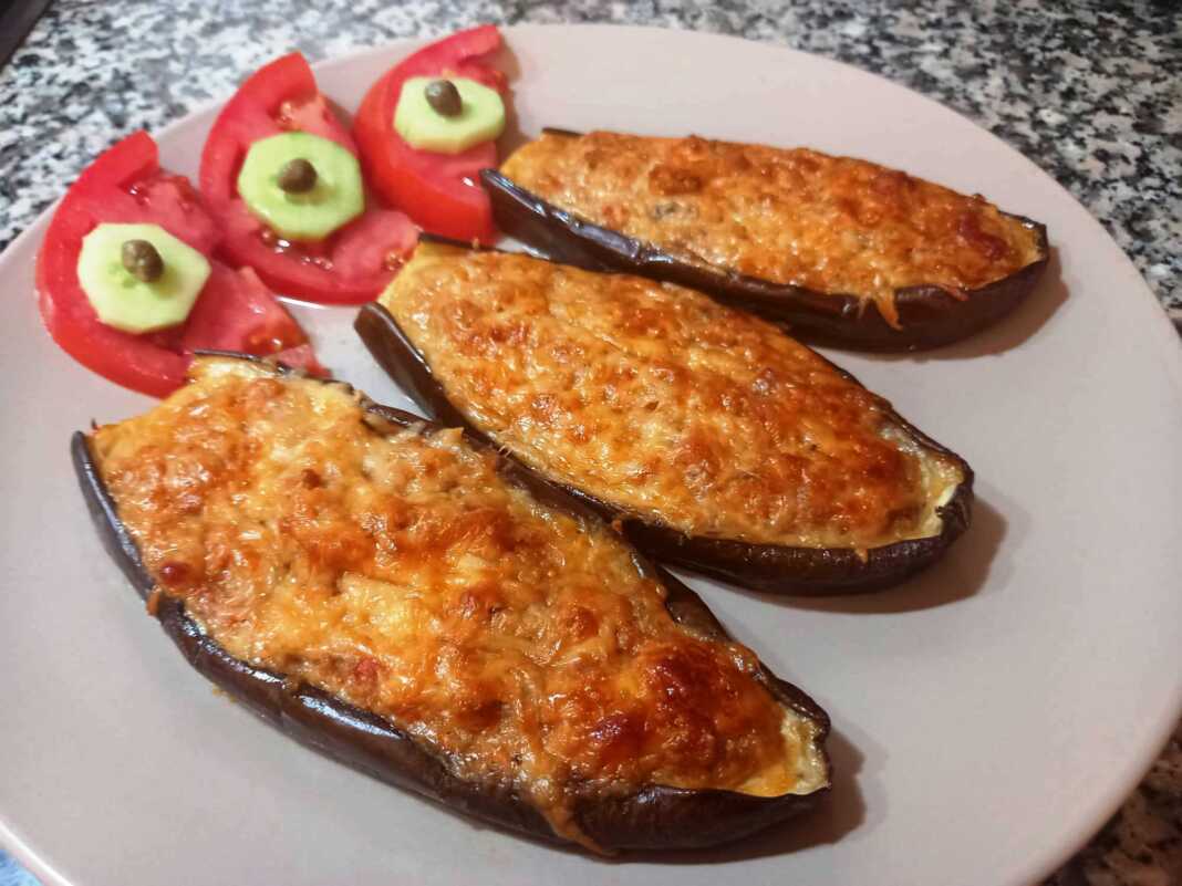 Κοντινό πλάνο στις ψημένες Σκαφούδες Μυτιλήνης, με το τυρί να έχει λιώσει και ροδίσει όμορφα.