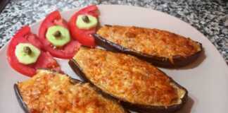 Κοντινό πλάνο στις ψημένες Σκαφούδες Μυτιλήνης, με το τυρί να έχει λιώσει και ροδίσει όμορφα.