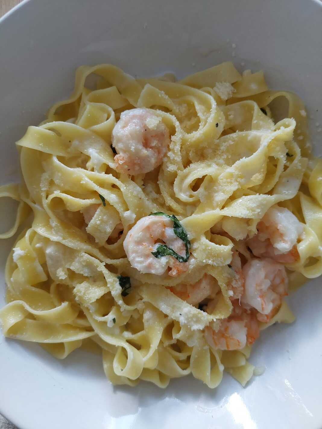 σκορδοταλιατέλες με γαρίδες