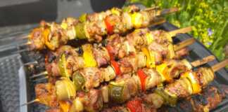 Σουβλάκια - χοιρινό, μπέικον, κρεμμύδι και πιπέρι.