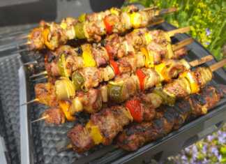 Σουβλάκια – χοιρινό, μπέικον, κρεμμύδι και πιπέρι. Σουβλάκια - χοιρινό, μπέικον, κρεμμύδι και πιπέρι.