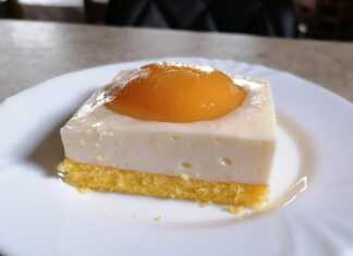 Ένα δροσερό λευκό γλυκό ταψιού με κρέμα βανίλιας, όπου στην επιφάνεια ξεχωρίζουν τα πορτοκαλί βερίκοκα δίνοντας την όψη τηγανητών αυγών "μάτια".