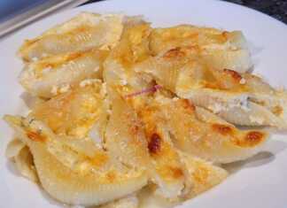 Ζυμαρικά αχιβάδες γεμιστά με λιωμένη μοτσαρέλα και μπλε τυρί περιχυμένα με κρέμα και χρυσή κρούστα παρμεζάνας