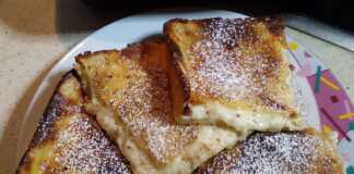 Γαλατόπιτα χωρίς φύλλο, ψημένη, πασπαλισμένη με κανέλα και ζάχαρη άχνη.