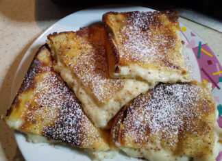 Γαλατόπιτα χωρίς φύλλο, ψημένη, πασπαλισμένη με κανέλα και ζάχαρη άχνη.