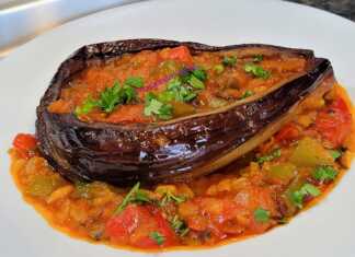 Μελιτζάνες γεμισμένες με μια πλούσια σάλτσα από πιπεριές, καρότο και ντομάτα, ψημένες στο φούρνο και πασπαλισμένες με φρέσκο μαϊντανό.