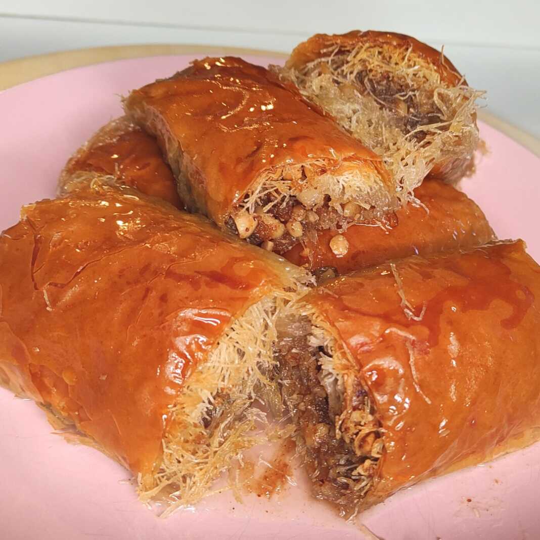 Πιάτο με χρυσαφένιο Γιαννιώτικο Κανταΐφι, σιροπιαστό και πασπαλισμένο με ξηρούς καρπούς.