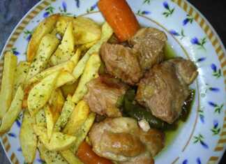 Λεμονάτο Χοιρινό Κατσαρόλας: Το κρέας σερβιρισμένο με πατάτες τηγανιτές.