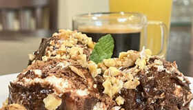 Το πιο Υγρό Μπισκοτογλυκό Σοκολάτας, σερβιρισμένο με καρύδια