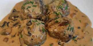 Ζουμερά κεφτεδάκια με σάλτσα μανιταριών