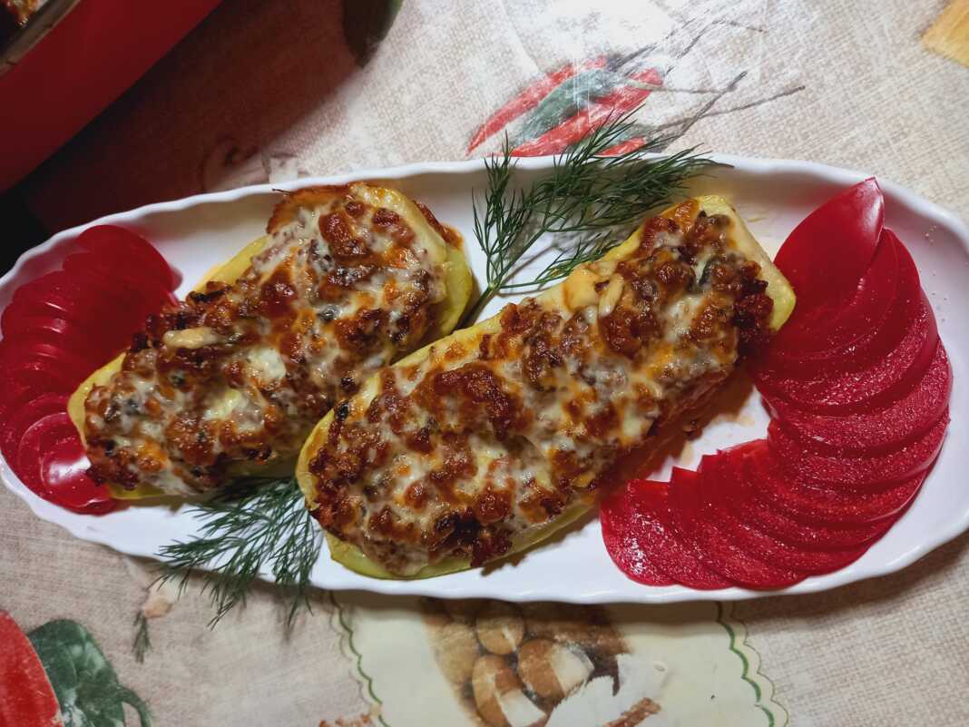 Kολοκυθάκια με κιμά και μανιτάρια.