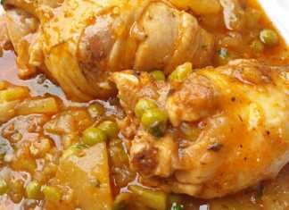 Πιάτο με μία μερίδα Κοτόπουλο με Αρακά, με κομμάτια κοτόπουλου, πατάτες και σάλτσα.