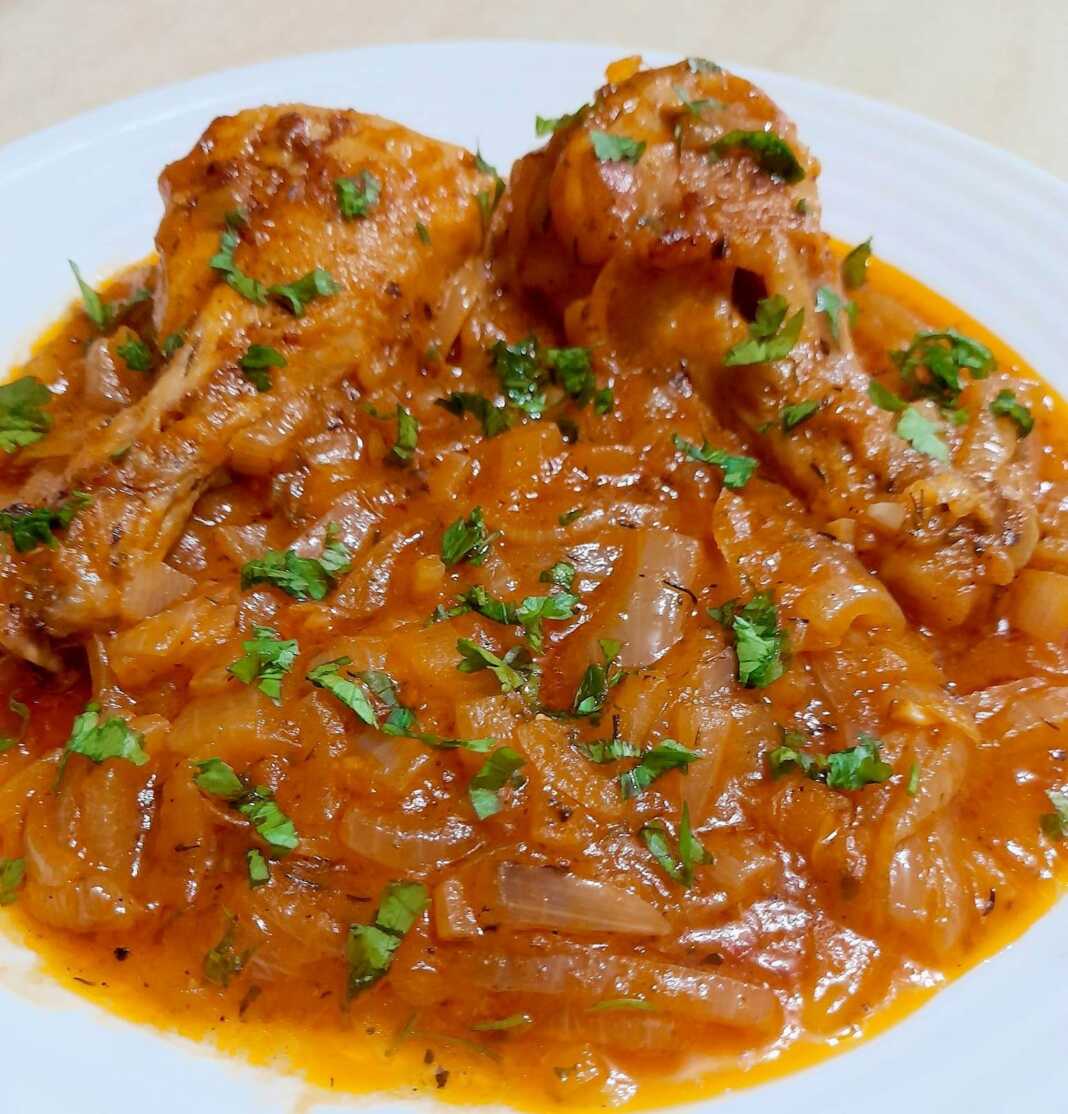 Κρεμμύδια στιφάδο με κοτόπουλο