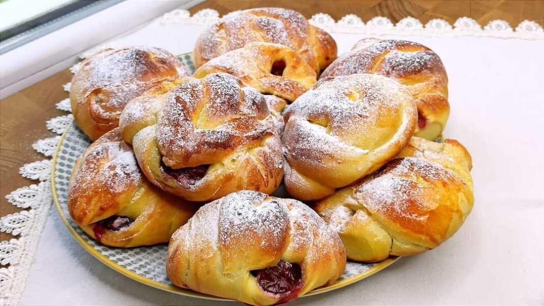 Τσουρεκοψωμάκια με μαρμελάδα κεράσι.