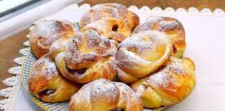 Τσουρεκοψωμάκια με μαρμελάδα κεράσι. Τσουρεκοψωμάκια με μαρμελάδα κεράσι.