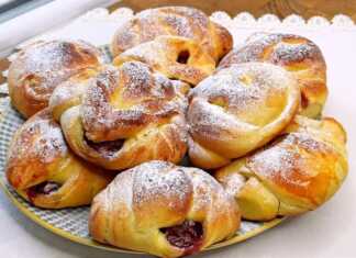 Τσουρεκοψωμάκια με μαρμελάδα κεράσι.