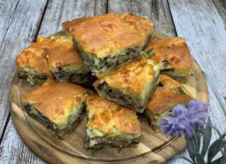 Η **Εύκολη Μελιτζανόπιτα** μόλις βγήκε από το φούρνο, χρυσαφένια.