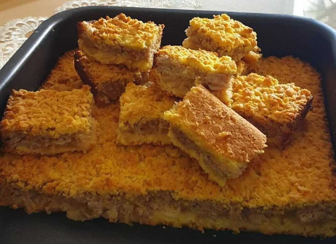 Τριφτή μηλόπιτα με καρύδια, χρυσαφένια και αρωματική, έτοιμη για σερβίρισμα.