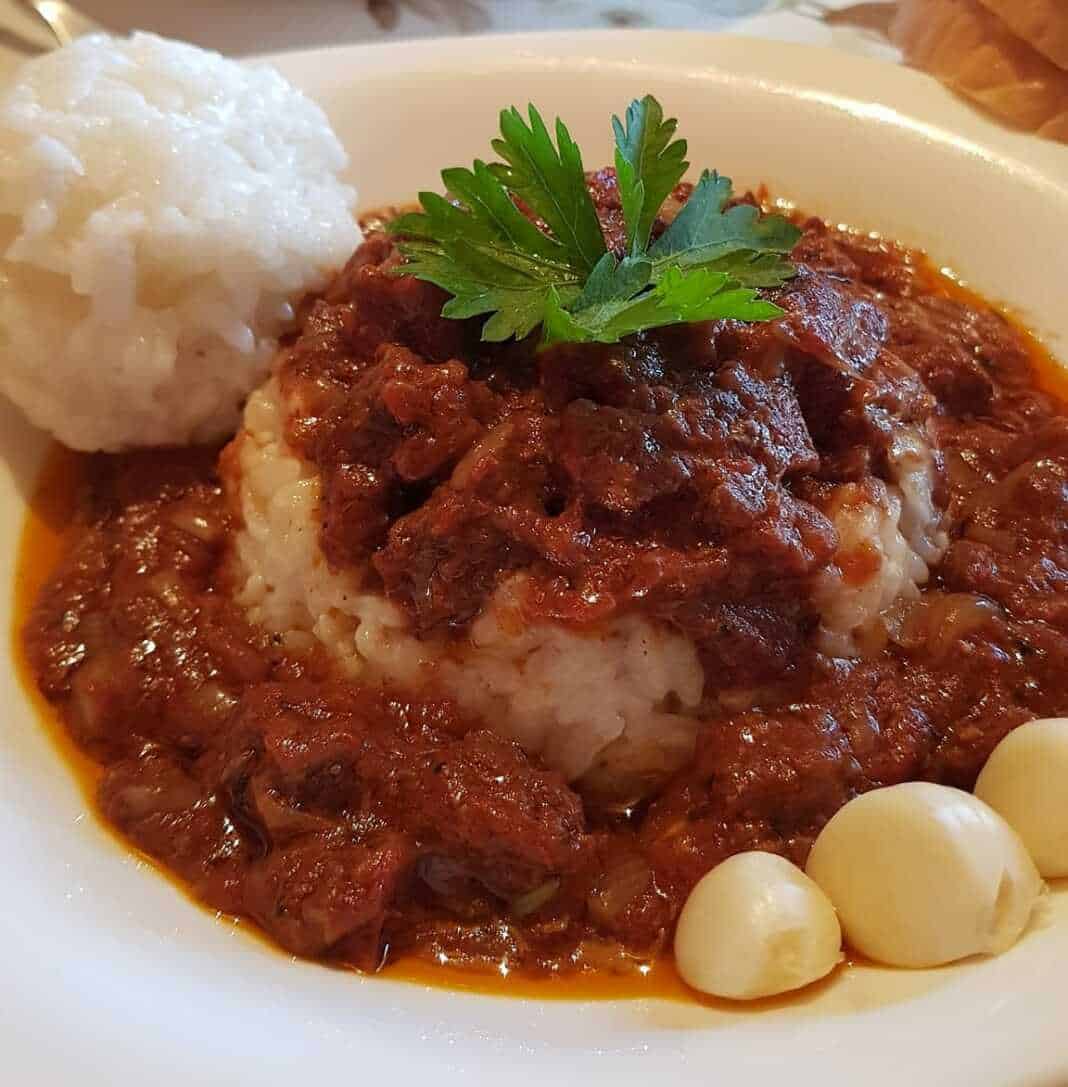 Μοσχαράκι κοκκινιστό με ρύζι