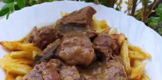 Το μοσχαράκι λεμονάτο στην κατσαρόλα, με την πηχτή σάλτσα και σερβιρισμένο με τηγανιτές πατάτες