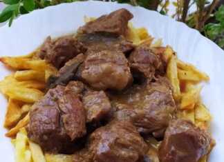 Μοσχαράκι Λεμονάτο Κατσαρόλας Το μοσχαράκι λεμονάτο στην κατσαρόλα, με την πηχτή σάλτσα και σερβιρισμένο με τηγανιτές πατάτες