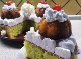 Παραδοσιακός μπαμπάς ταψιού γεμισμένος με πλούσια λευκή σαντιγί και στολισμένος με κερασάκια και αμύγδαλο φιλέ