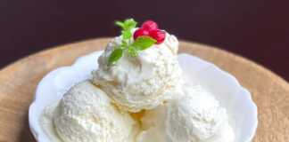 Ένα μπολ με σπιτικό παγωτό φτιαγμένο με λευκή σοκολάτα.