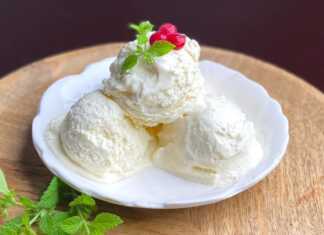 Ένα μπολ με σπιτικό παγωτό φτιαγμένο με λευκή σοκολάτα.