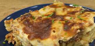 Το τελικό Παστίτσιο σερβιρισμένο σε κομμάτι με χρυσαφένια κρούστα.