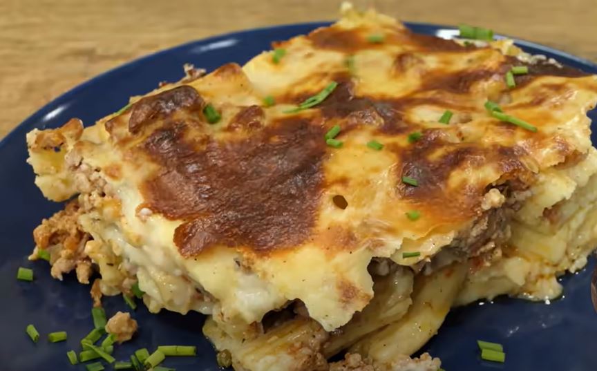pastitsio1 Το τελικό Παστίτσιο σερβιρισμένο σε κομμάτι με χρυσαφένια κρούστα.