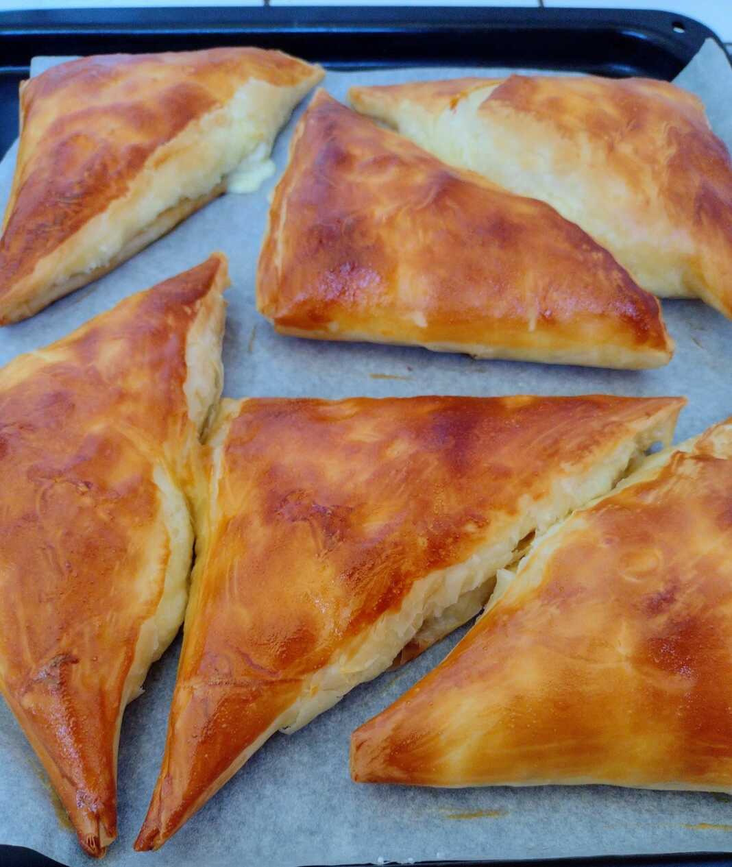 Πιταράκια με κρεμμύδι και λουκάνικο 