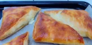 Λαχταριστά τριγονοπιταράκια με μία διαφορετική γεμιση Πιταράκια με κρεμμύδι και λουκάνικο