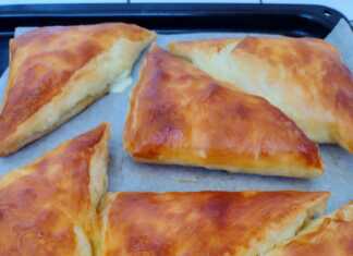 Πιταράκια με κρεμμύδι και λουκάνικο 