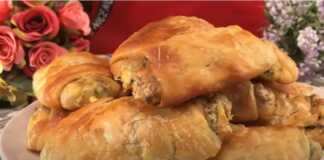 Ενα πιάτο γεμάτο με χρυσαφένια, τραγανά πιτάρια, διπλωμένα σε τετράγωνο σχήμα, με κάποια σημάδια από το ψήσιμο.