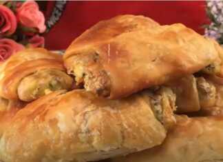 Ενα πιάτο γεμάτο με χρυσαφένια, τραγανά πιτάρια, διπλωμένα σε τετράγωνο σχήμα, με κάποια σημάδια από το ψήσιμο.