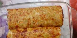 Φέτες από ένα τυλιγμένο ρολό κολοκυθιού με λευκή γέμιση τυριού κρέμας και ροζ φέτες ζαμπόν.