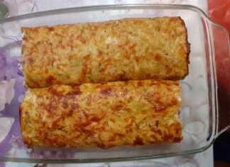 Φέτες από ένα τυλιγμένο ρολό κολοκυθιού με λευκή γέμιση τυριού κρέμας και ροζ φέτες ζαμπόν.