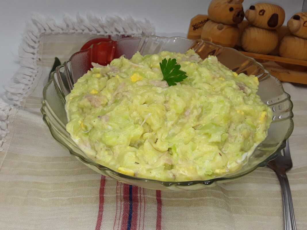 salataKolokithi Δροσερή Σαλάτα Κοτόπουλο με Κολοκυθάκια σε ένα μπολ, έτοιμη για σερβίρισμα