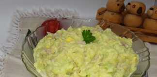 Δροσερή Σαλάτα Κοτόπουλο με Κολοκυθάκια σε ένα μπολ, έτοιμη για σερβίρισμα