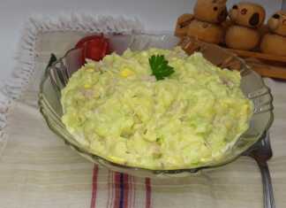 Δροσερή Σαλάτα Κοτόπουλο με Κολοκυθάκια σε ένα μπολ, έτοιμη για σερβίρισμα